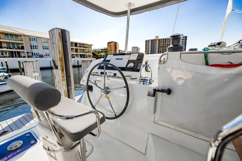 Slide: The Image of Steuerstand einer Lagoon 42 Yacht, Baujahr 2018, im Hafen. - 9