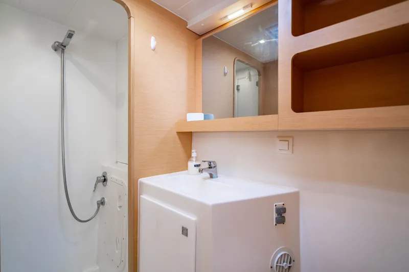 Slide: The Image of Intérieur du yacht Lagoon 42, salle de bain avec douche et lavabo. - 36