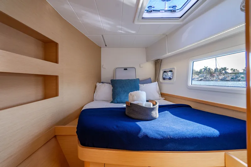 Slide: The Image of Innenraum einer Lagoon 42 Yacht, Baujahr 2018, mit gemütlichem Schlafzimmer. - 32