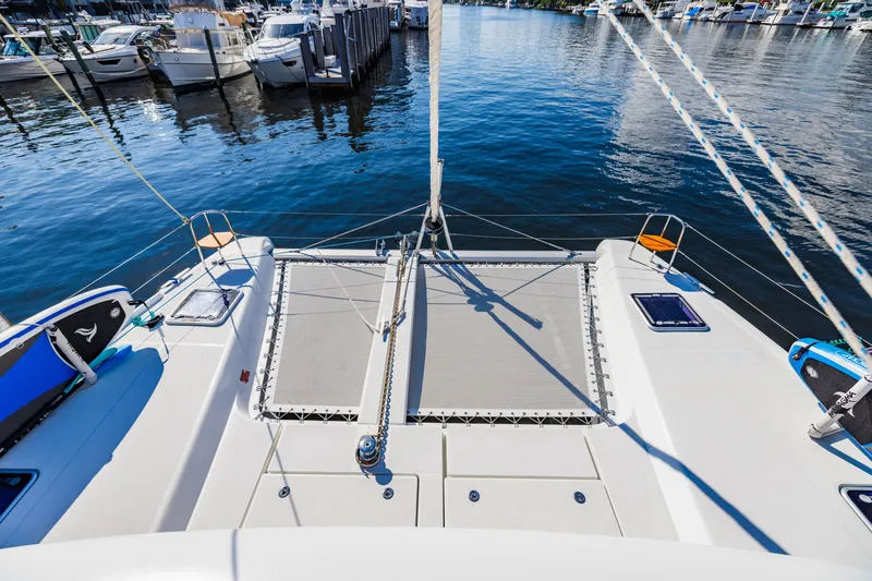 Slide: The Image of Lagoon 42 Katamaran 2018 im Hafen, Blick auf das Deck. - 39