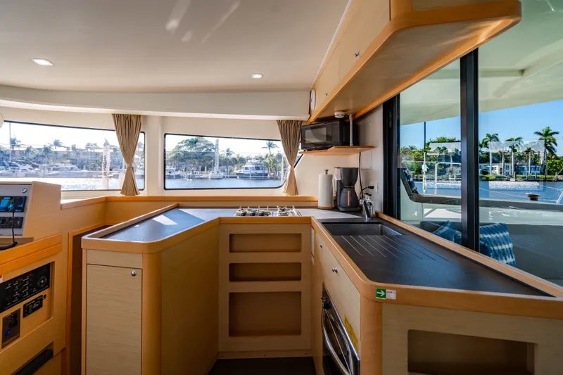 Slide: The Image of Interieur van 2018 Lagoon 42 jacht met moderne keuken. - 26