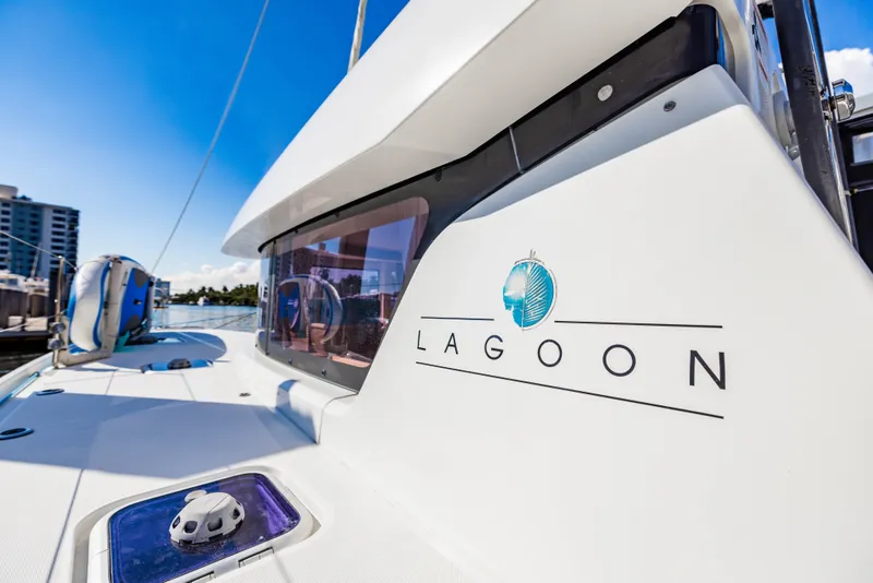 Slide: The Image of Catamarán Lagoon 42 2018 en el muelle, día soleado. - 40