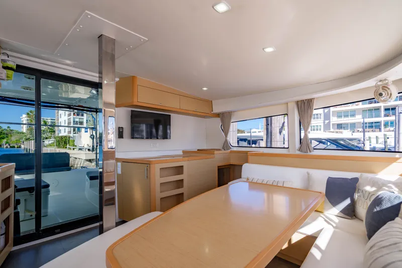 Slide: The Image of Interior de un yate Lagoon 42 de 2018 con diseño moderno. - 28