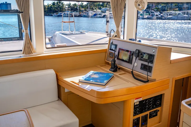 Slide: The Image of Interior del yate Lagoon 42 de 2018 con sistema de navegación. - 25