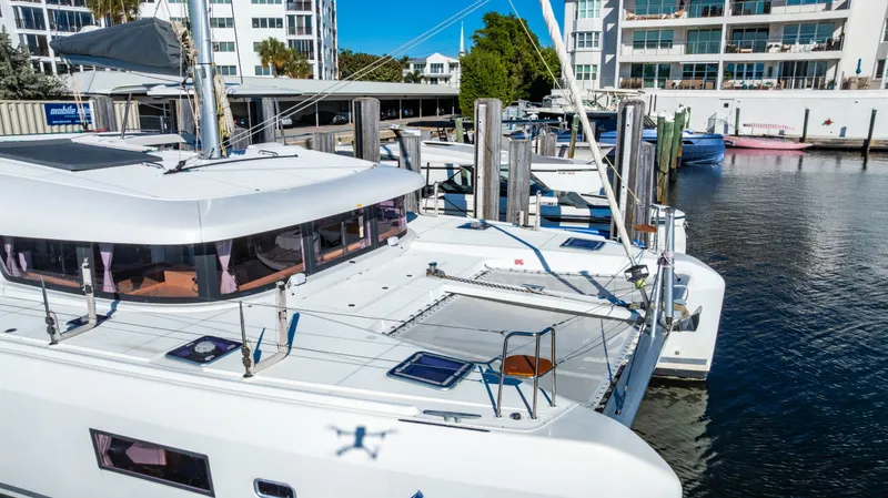 Slide: The Image of Lagoon 42 Katamaran von 2018 im Hafen angedockt. - 5