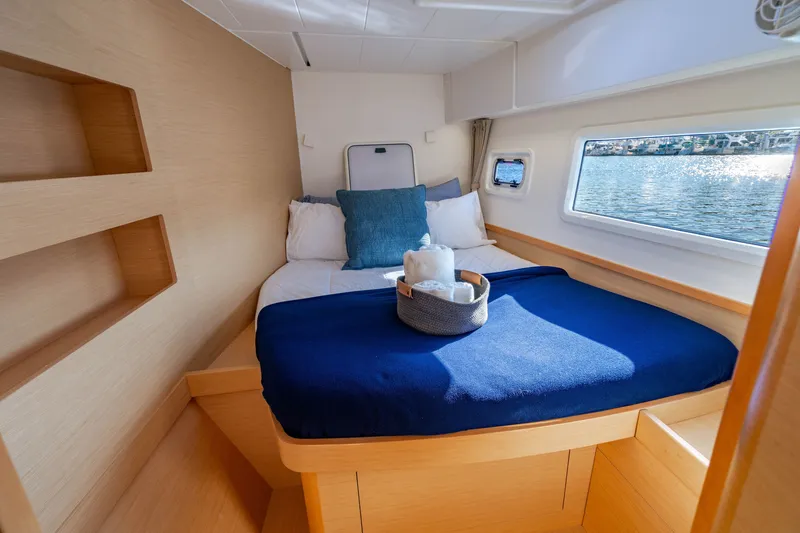 Slide: The Image of Interior de un yate Lagoon 42 de 2018 con cama acogedora. - 31