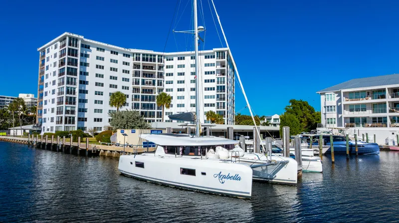 Slide: The Image of Catamaran Lagoon 42 de 2018 amarré près de bâtiments modernes. - 47