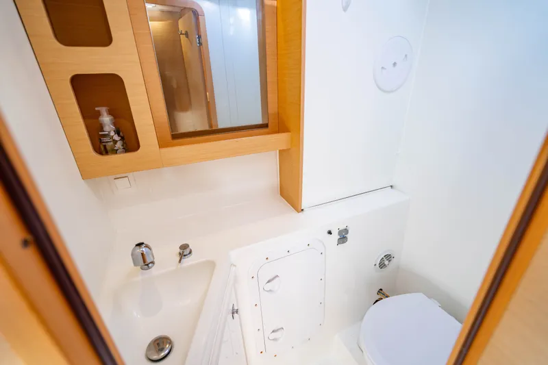 Slide: The Image of Vista interna del bagno dello yacht Lagoon 42, anno 2018. - 35