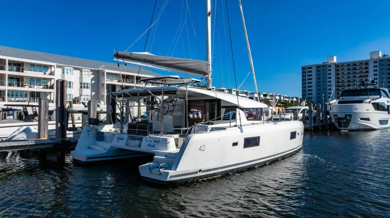 Slide: The Image of Catamarano Lagoon 42 del 2018 ormeggiato al porto. - 44