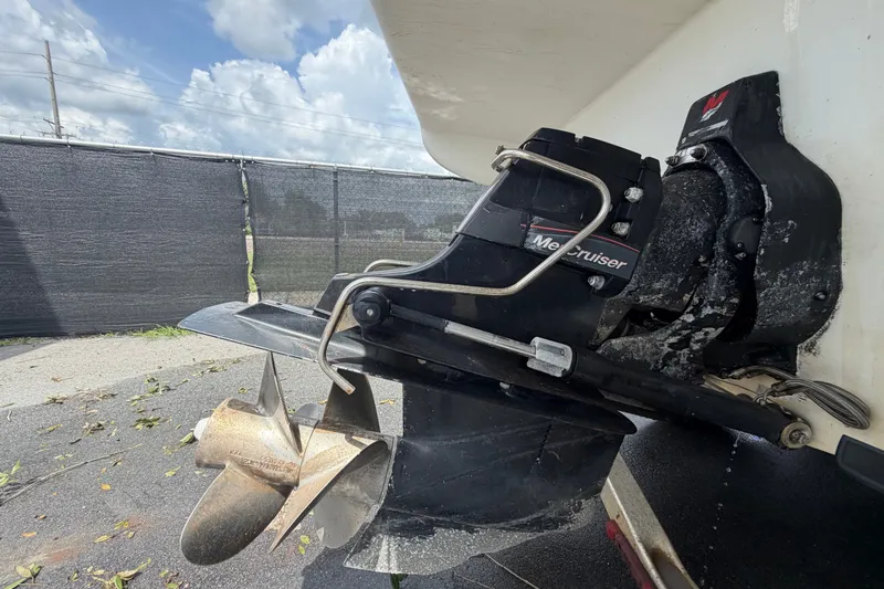 Slide: The Image of 2003 Maxum 2900 SE boat with MerCruiser outdrive, propeller detail. - 7