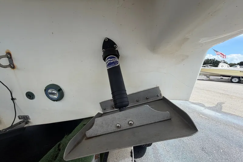 Slide: The Image of Trim tab and hydraulic actuator on a 2003 Maxum 2900 SE boat. - 8