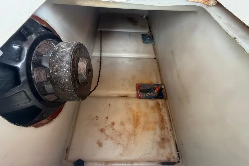 Slide: The Image of Interior view of a 2003 Maxum 2900 SE boat compartment with visible rust and a chain. - 33