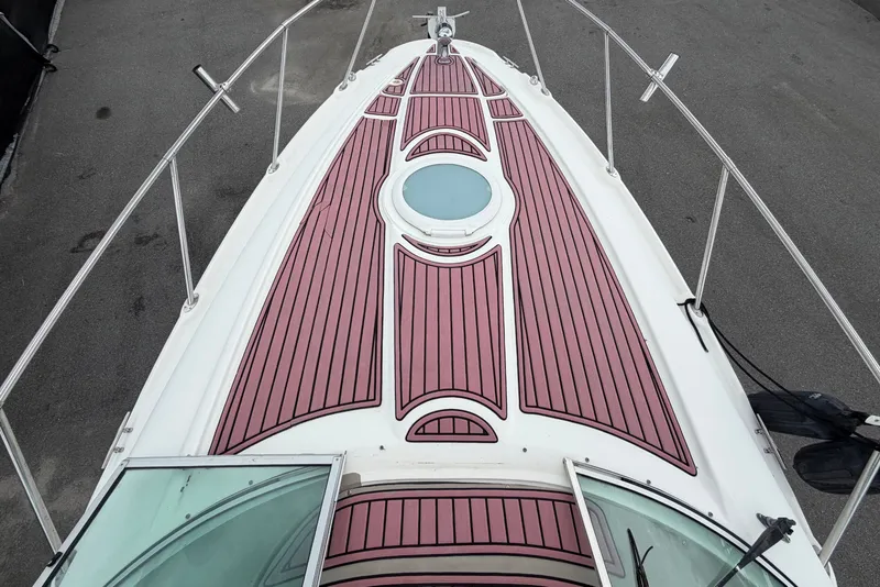 Slide: The Image of Foredeck of a 2003 Maxum 2900 SE with non-slip surface and round hatch. - 44