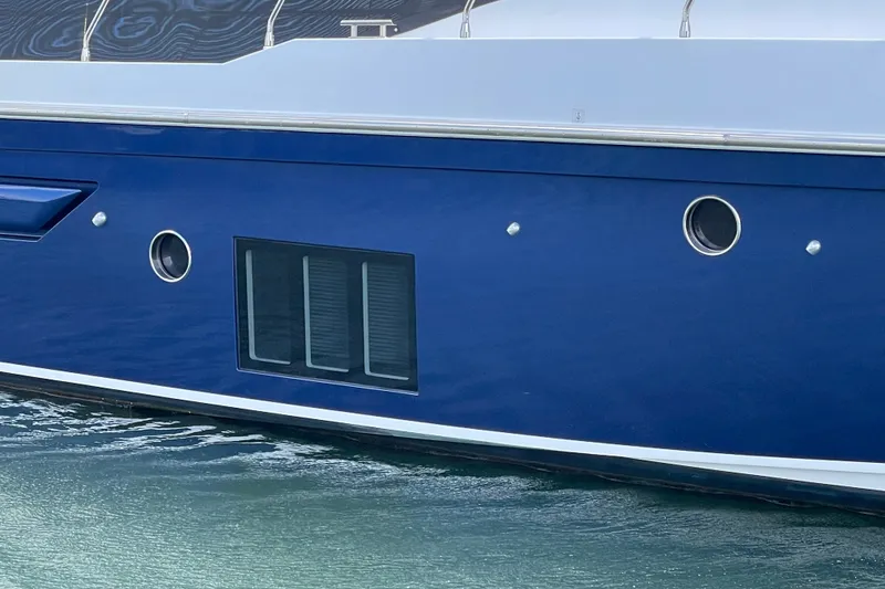 Slide: The Image of Azimut 50 starboard. - 68