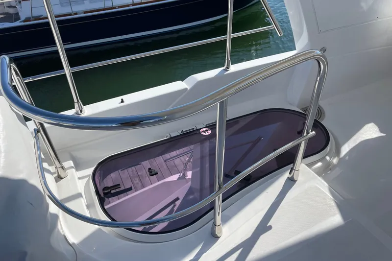 Slide: The Image of Stainless steel railing on 2023 Azimut Fly 50 yacht, water proof deck hatch. - 5