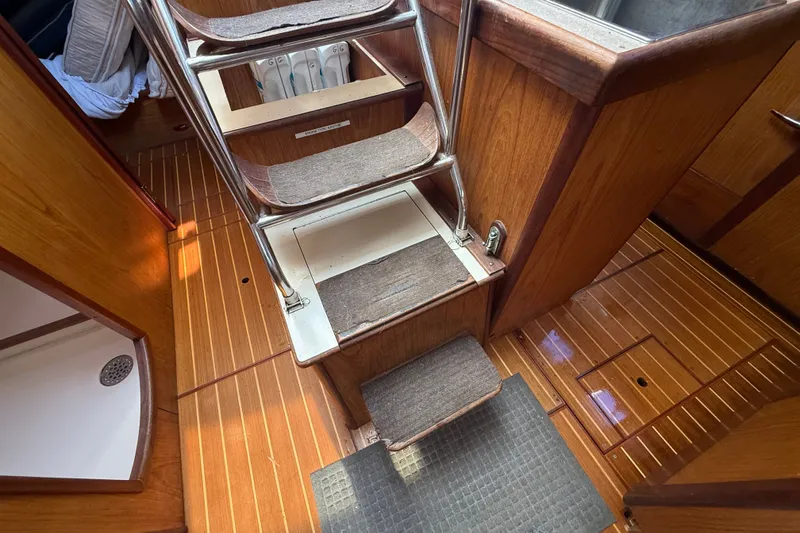 Slide: The Image of Interior of a 2000 Hunter 460 yacht with wooden flooring and metal stairs. - 66