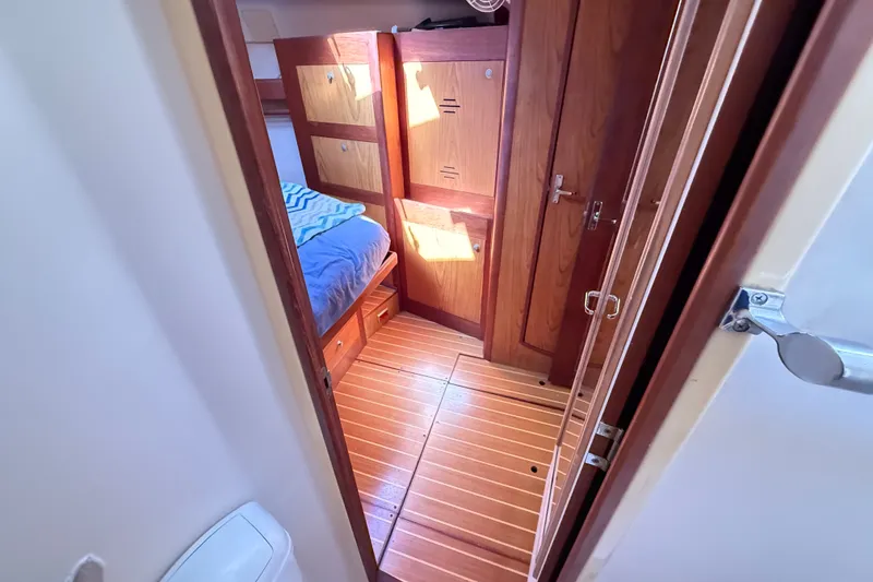 Slide: The Image of Interior cabin of 2000 Hunter 460 yacht with wooden flooring and cozy bed. - 63