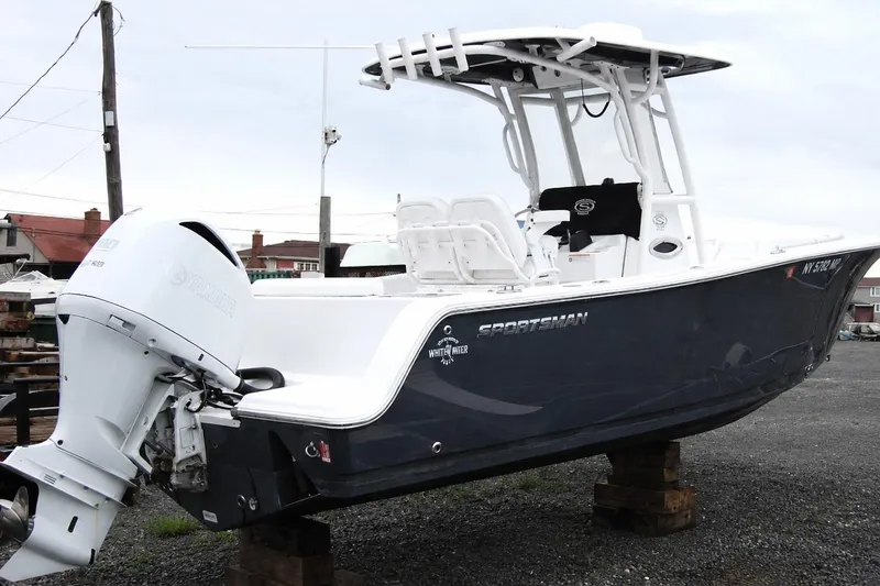 Slide: The Image of Barca Sportsman Open 242 Center Console 2023 su un lotto. - 20