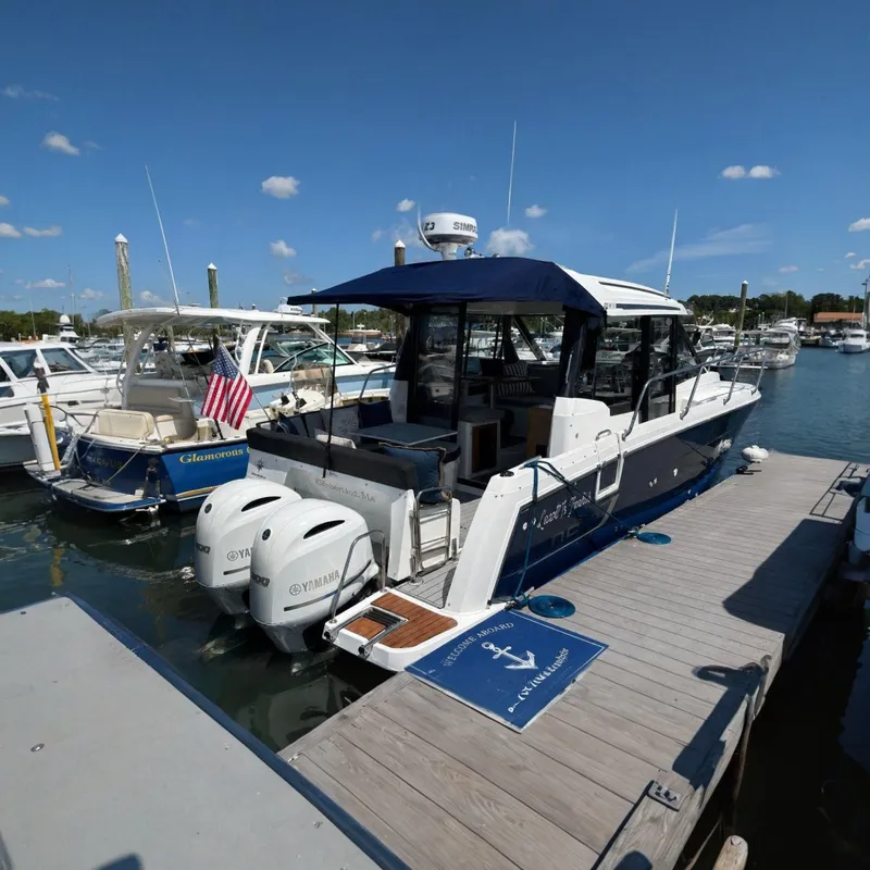The Image of Jeanneau NC 895 aus dem Jahr 2020 im Hafen mit zwei Yamaha-Außenbordmotoren. - 0