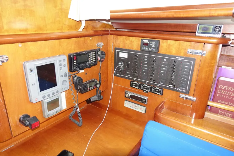 Slide: The Image of Navigation and communication equipment on a 2001 Beneteau Oceanis 461 yacht. - 36