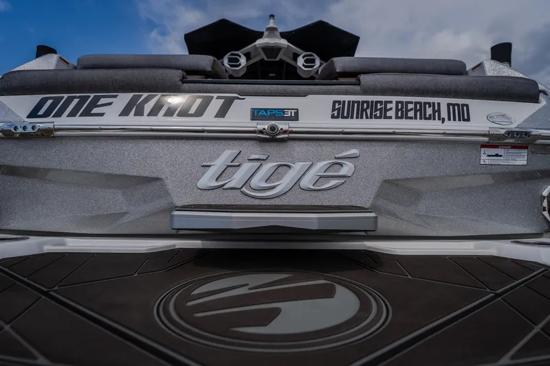 Slide: The Image of 2026 Tigé Ultré 25ZX boat at Sunrise Beach, MO, featuring TAPS 3T technology. - 18