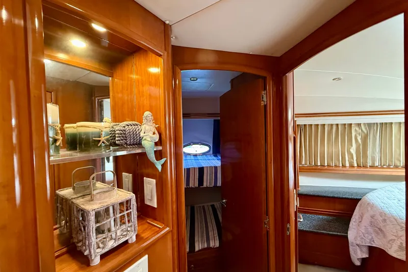 Slide: The Image of Interior of 2000 Carver 53 Voyager yacht with cozy cabin and decorative accents. - 40