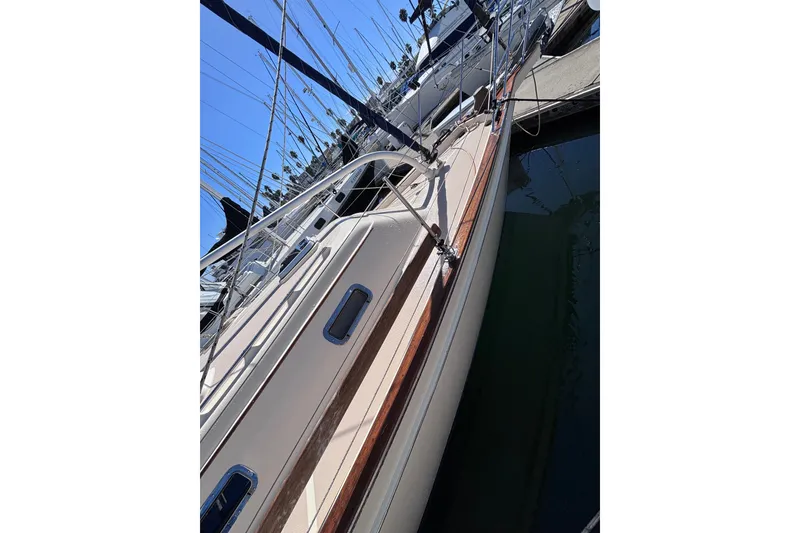 Slide: The Image of Sailboat Island Packet 380, 2000 model, docked at marina with clear blue sky. - 51
