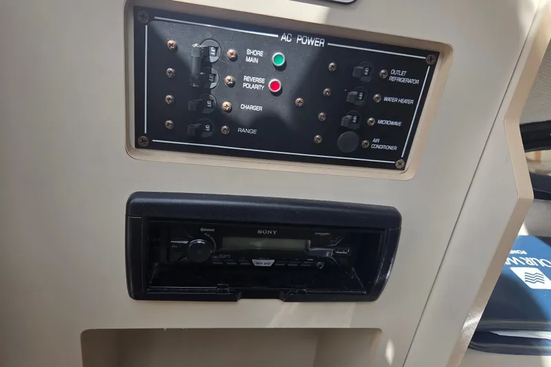 Slide: The Image of Control panel and stereo system on a 1999 Four Winns 258 Vista boat. - 19