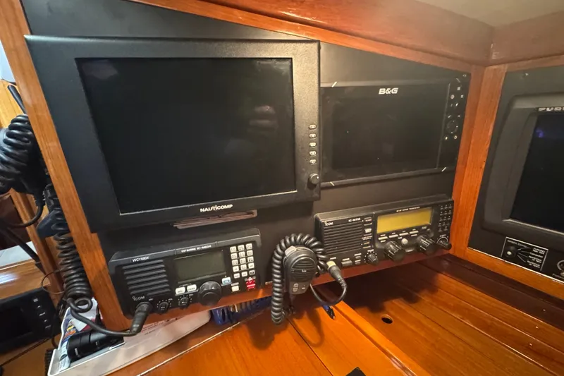 Slide: The Image of Navigation and communication equipment on a 1998 J Boats J/160 yacht. - 19