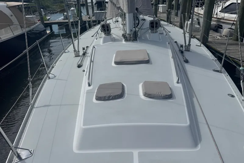 Slide: The Image of 1998 J Boats J/160 sailboat deck with hatches and rigging at marina. - 29