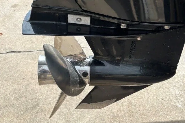 Slide: The Image of Propeller of a 2019 Sun Tracker Fishin' Barge 24 DLX on concrete surface. - 15