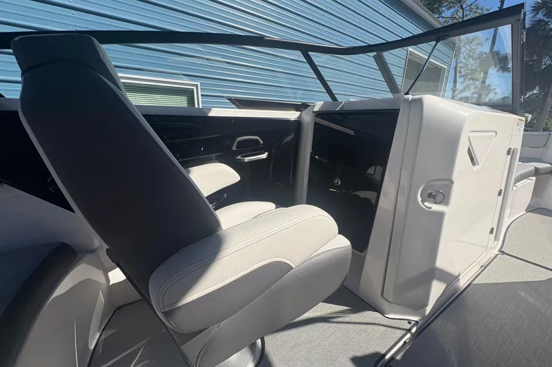 Slide: The Image of Interior del barco Yamaha AR250, modelo 2025. - 15