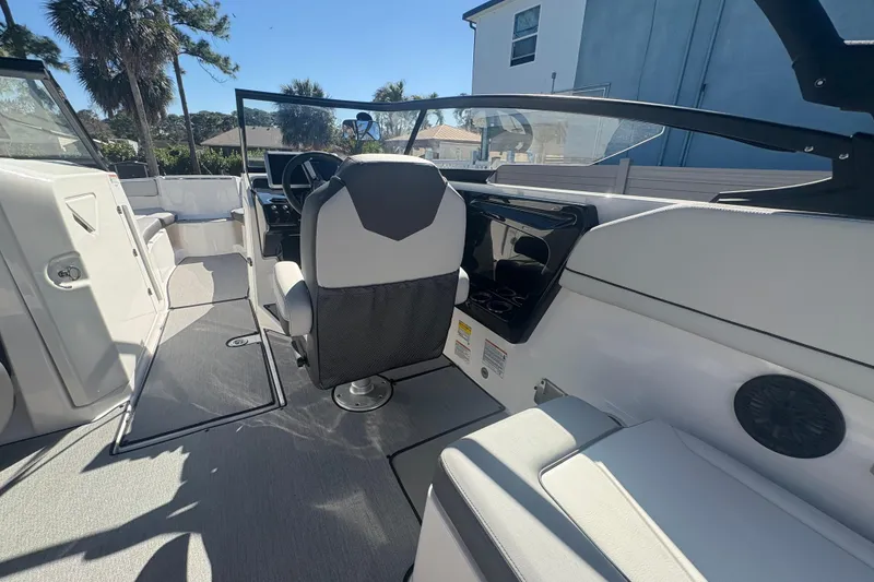 Slide: The Image of Innenraum eines 2025 Yamaha AR250 Bootes mit modernen Sitzen. - 16