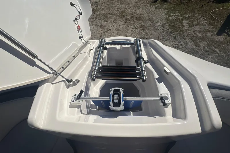 Slide: The Image of Escotilla de barco Yamaha AR250 2025 con escalera integrada. - 22