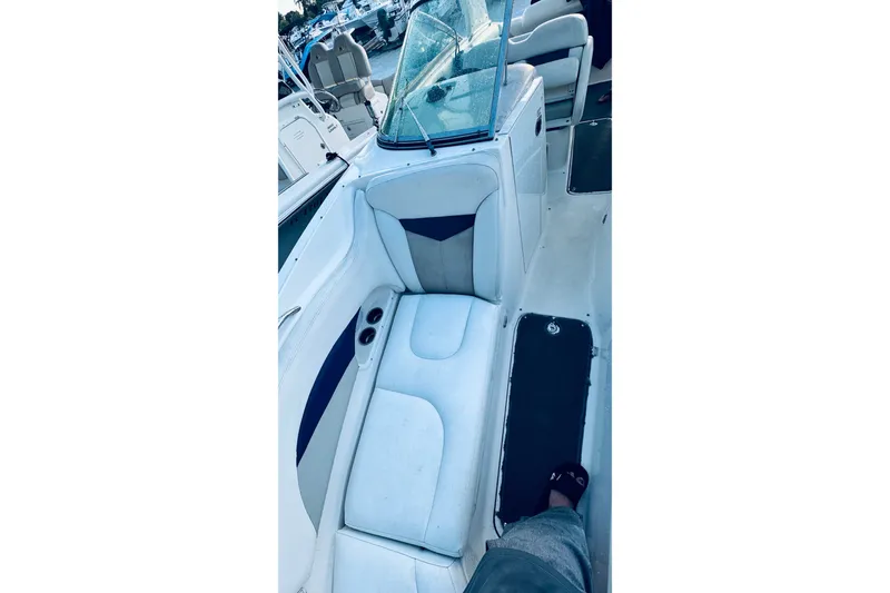 Slide: The Image of La imagen muestra la cabina de un Chaparral 276 SSX de 2007 con asientos blancos y detalles azules. - 10