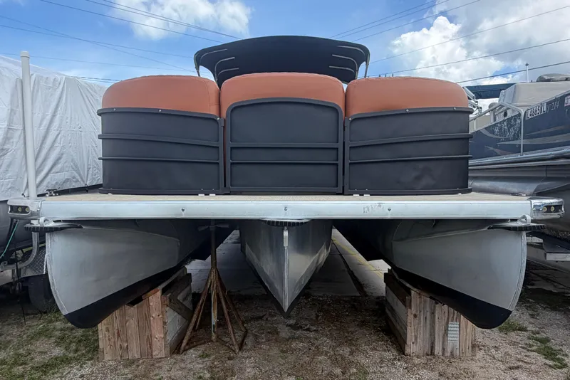 Slide: The Image of Barco pontón Premier 290 Grand View 2015 elevado al aire libre. - 15