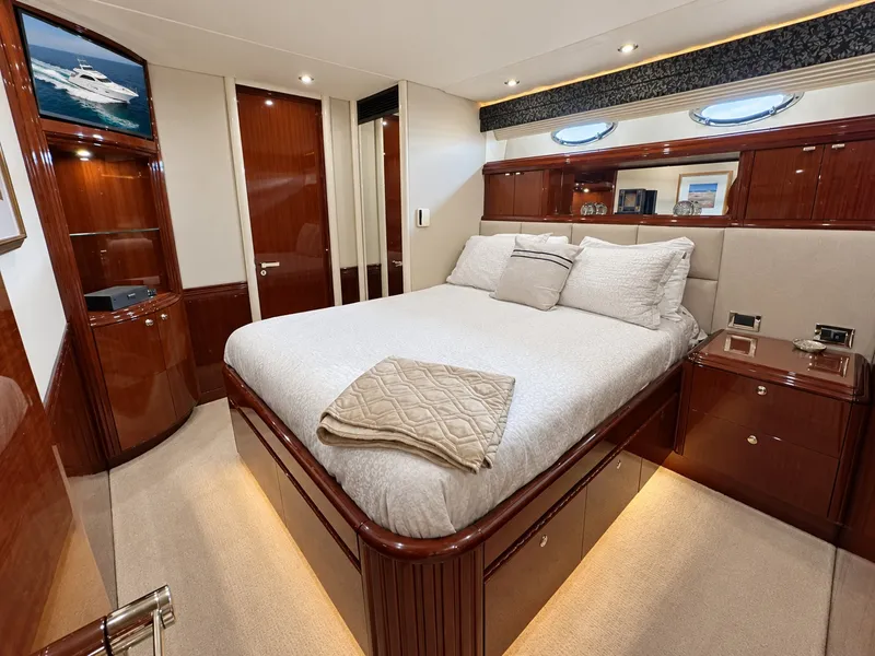Slide: The Image of Lazzara Yachts 80 Skylounge 2002 - 80