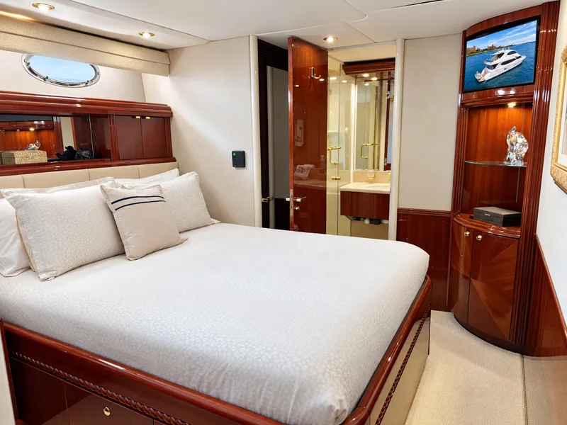 Slide: The Image of Lazzara Yachts 80 Skylounge 2002 - 75
