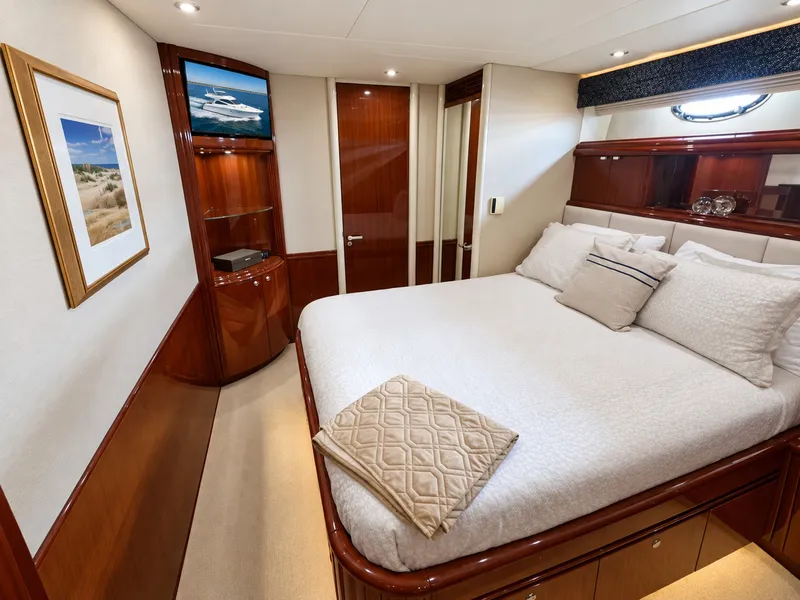 Slide: The Image of Lazzara Yachts 80 Skylounge 2002 - 81