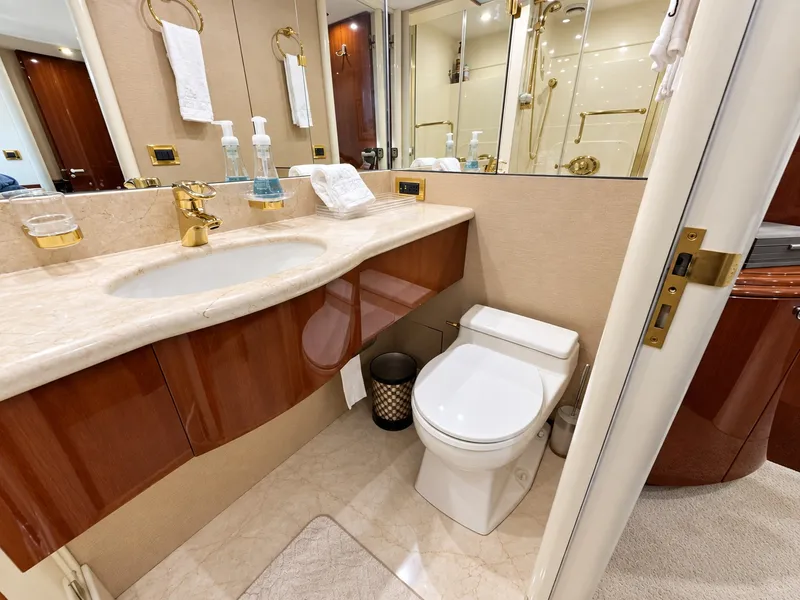 Slide: The Image of Lazzara Yachts 80 Skylounge 2002 - 86