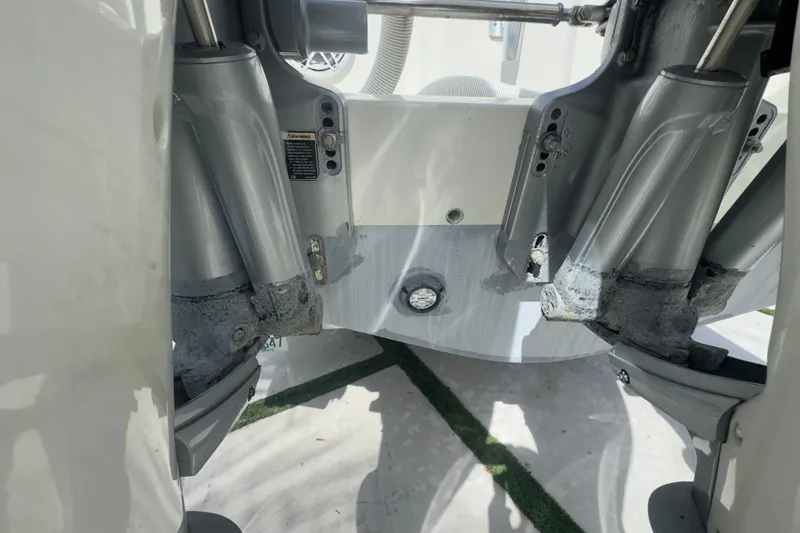 Slide: The Image of Intrepid 370 Center Console 2007, primo piano dell'area motore. - 13