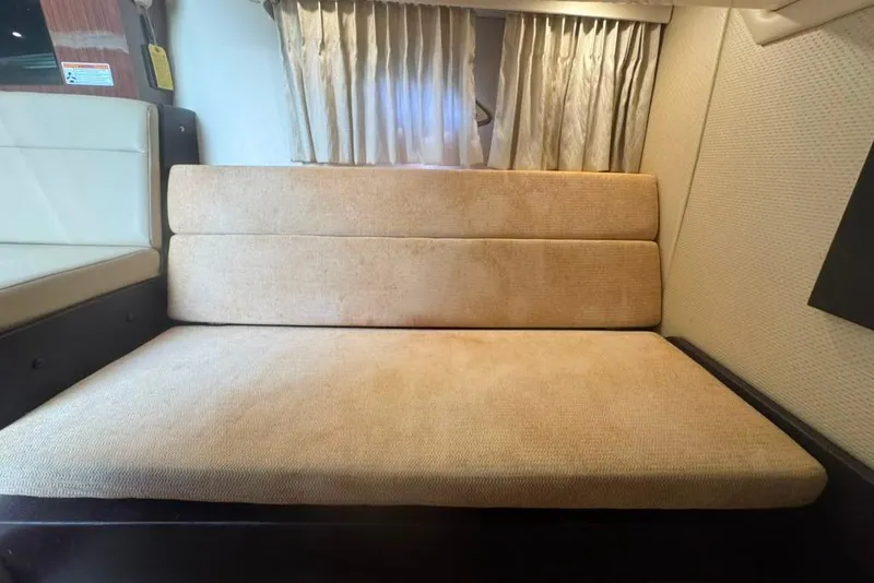 Slide: The Image of Interno di un Regal 35 Sport Coupe 2015 con divano beige e tende. - 41