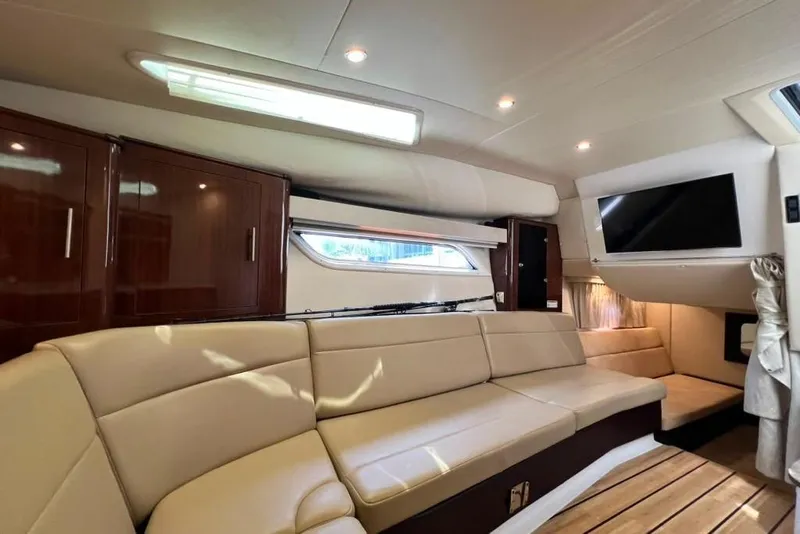 Slide: The Image of Innenraum einer Regal 35 Sport Coupe von 2015 mit beigem Sofa und Holzboden. - 46