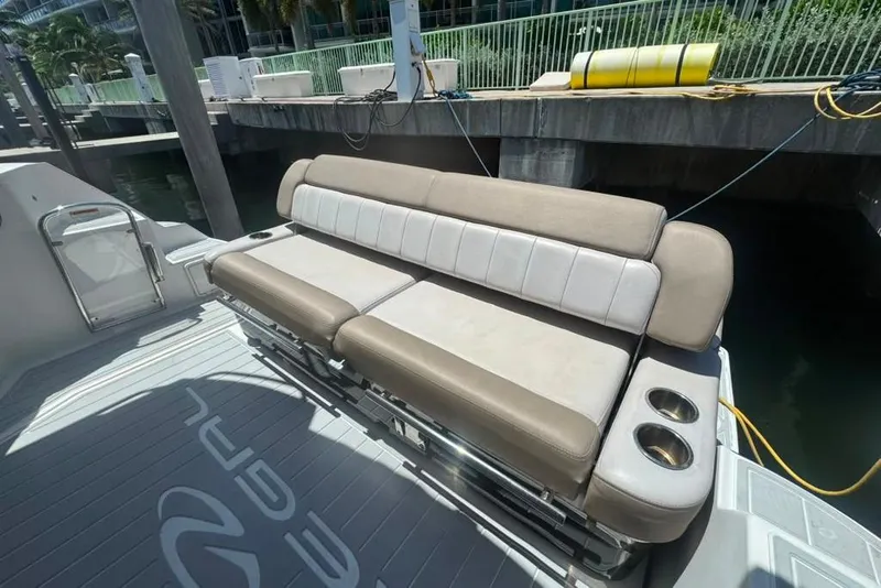 Slide: The Image of El Regal 35 Sport Coupe de 2015 presenta un asiento acolchado con portavasos en un muelle. - 25