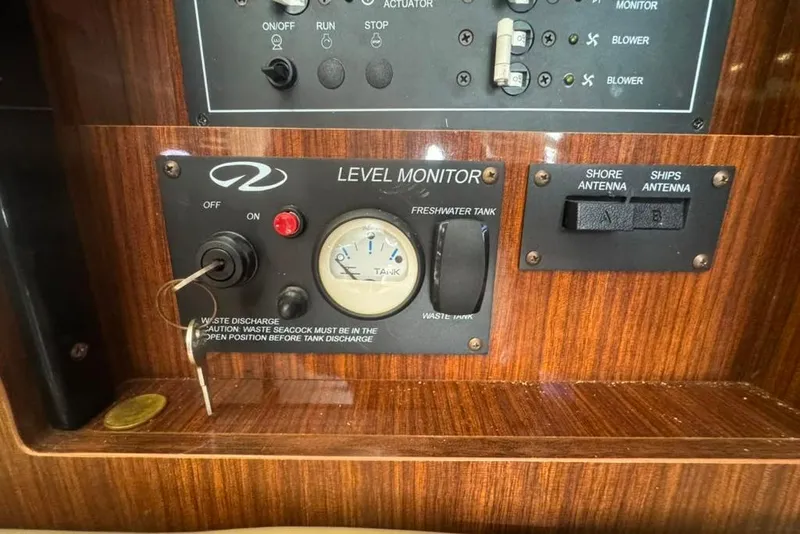 Slide: The Image of Een bedieningspaneel met een zoetwatertankmeter en schakelaars op een Regal-boot. - 64