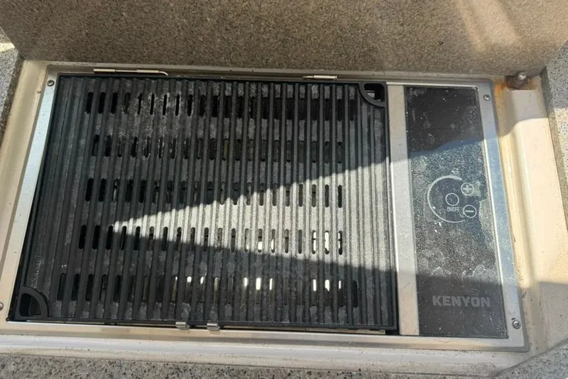 Slide: The Image of Una parrilla Kenyon integrada en un Regal 35 Sport Coupe de 2015. - 74