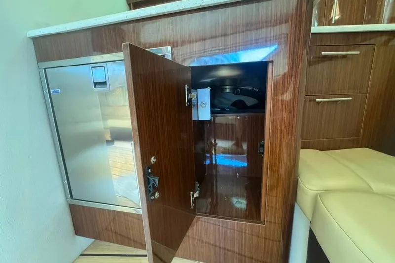 Slide: The Image of Intérieur d'un Regal 35 Sport Coupe 2015 avec des armoires en bois et des appareils en acier inoxydable. - 40