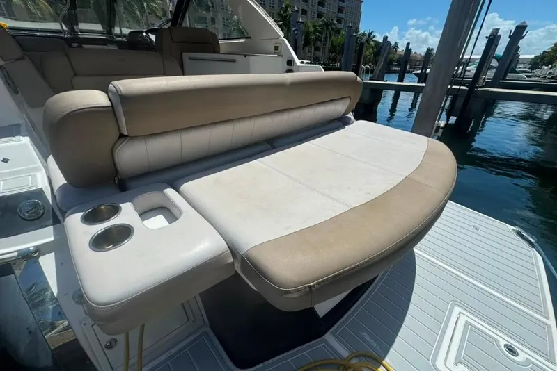 Slide: The Image of L'immagine mostra il cockpit di un Regal 35 Sport Coupe 2015 con sedili beige e portabicchieri. - 22