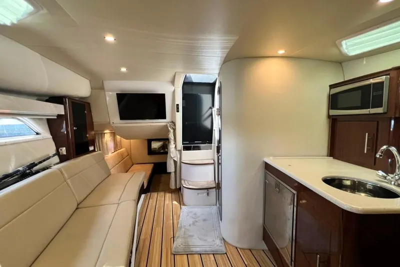 Slide: The Image of Interno di un Regal 35 Sport Coupe 2015 con sedili eleganti e angolo cottura moderno. - 36