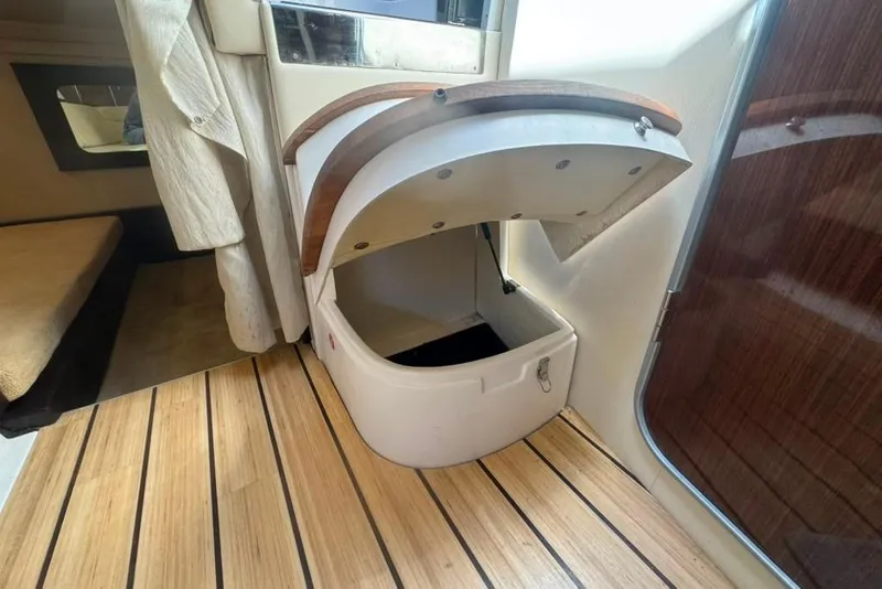 Slide: The Image of Innenraum eines Regal 35 Sport Coupe von 2015 mit Holzboden und Stauraum. - 58